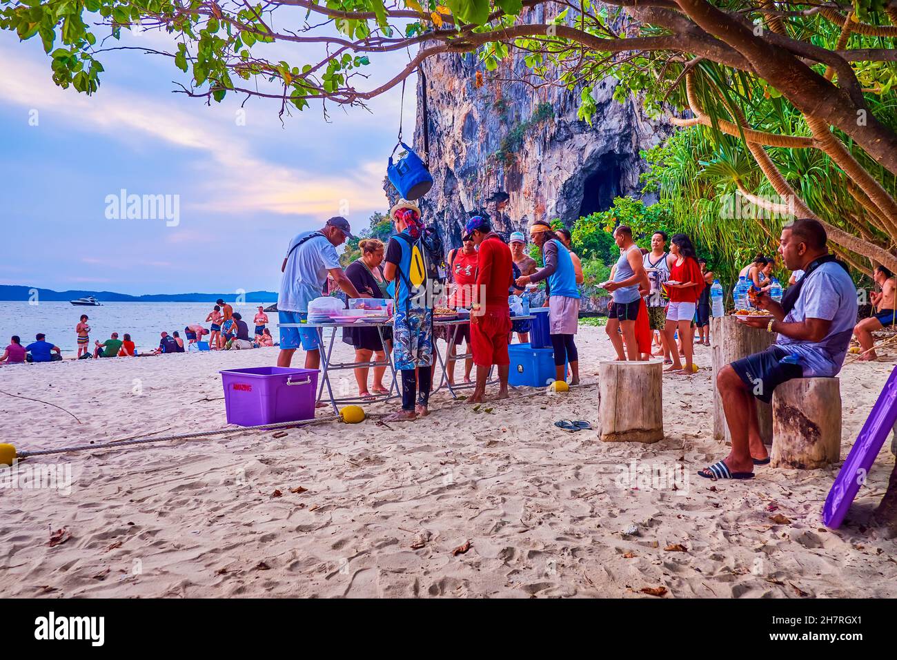 AO NANG, THAILANDIA - 26 APRILE 2019: La coda dei turisti per la cena tropicale, la parte finale del viaggio in mare sulla costa della penisola di Railay in Foto Stock