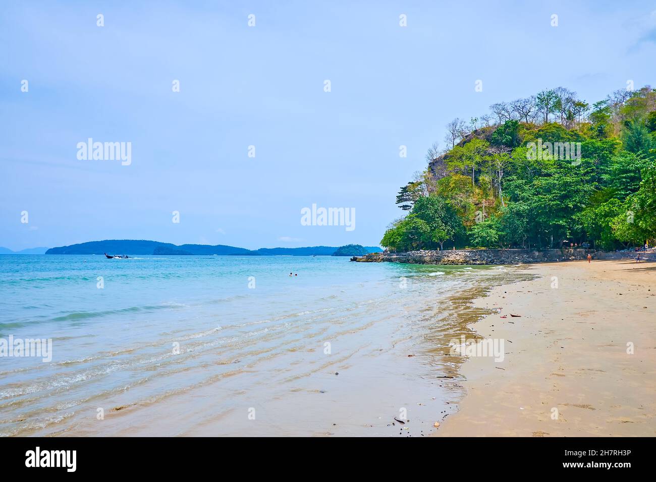 La vista sulla spiaggia vuota mattina di Krabi resort, Ao Nang, Thailandia Foto Stock