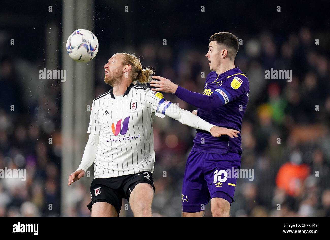 Tom Lawrence della Derby County in azione con Tim Ream di Fulham durante la partita Sky Bet Championship a Craven Cottage, Londra. Data foto: Mercoledì 24 novembre 2021. Foto Stock