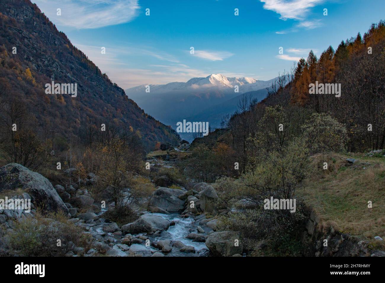 Splendido paesaggio innevato del Parco Nazionale del Gran Paradiso, vicino Torino, Piedmonte, Italia in autunno Foto Stock