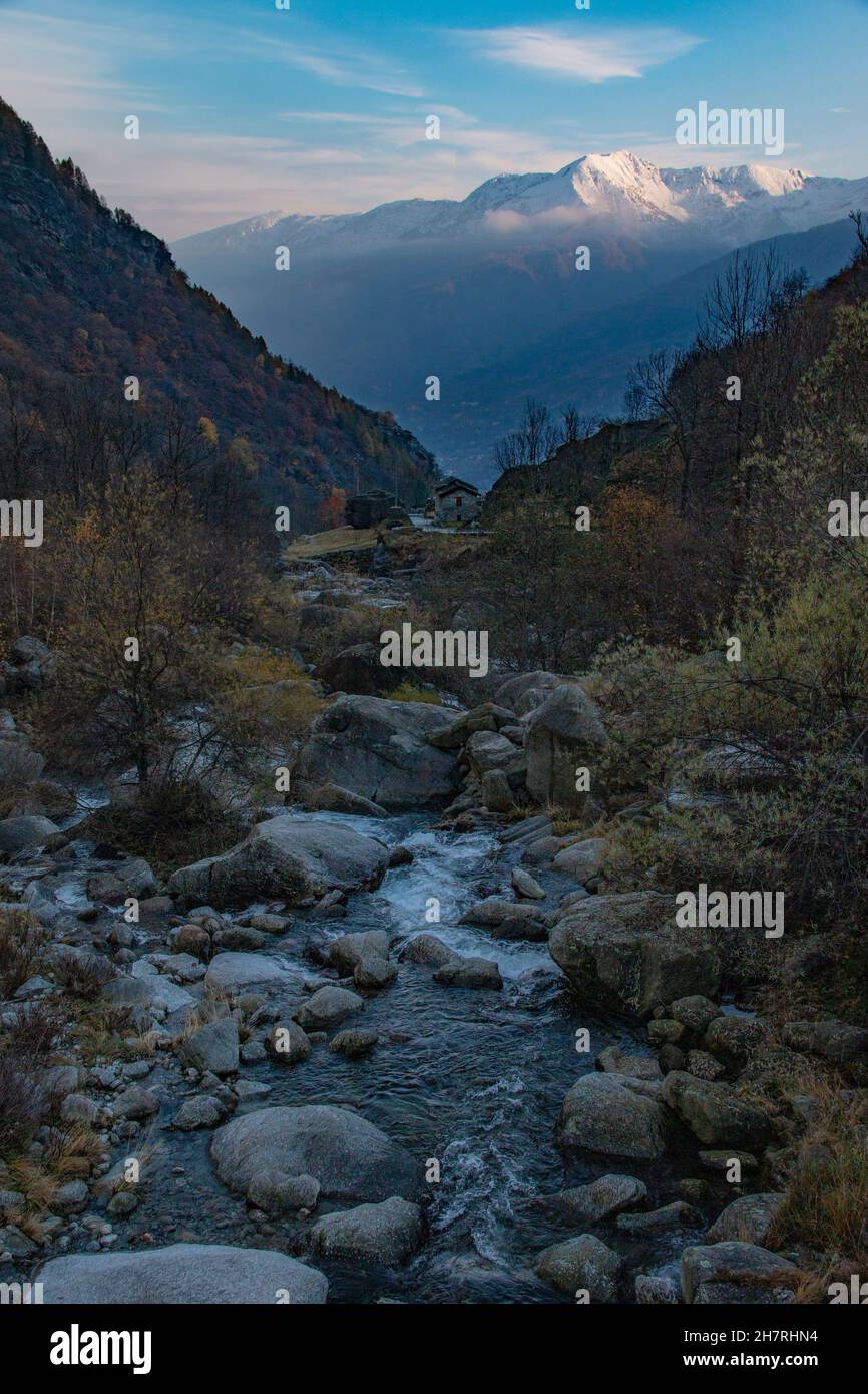 Splendido paesaggio innevato del Parco Nazionale del Gran Paradiso, vicino Torino, Piedmonte, Italia in autunno Foto Stock