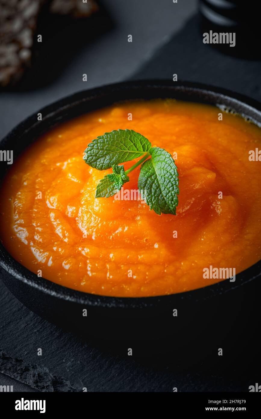 Zuppa di zucca su un tavolo di pietra grigia Foto Stock