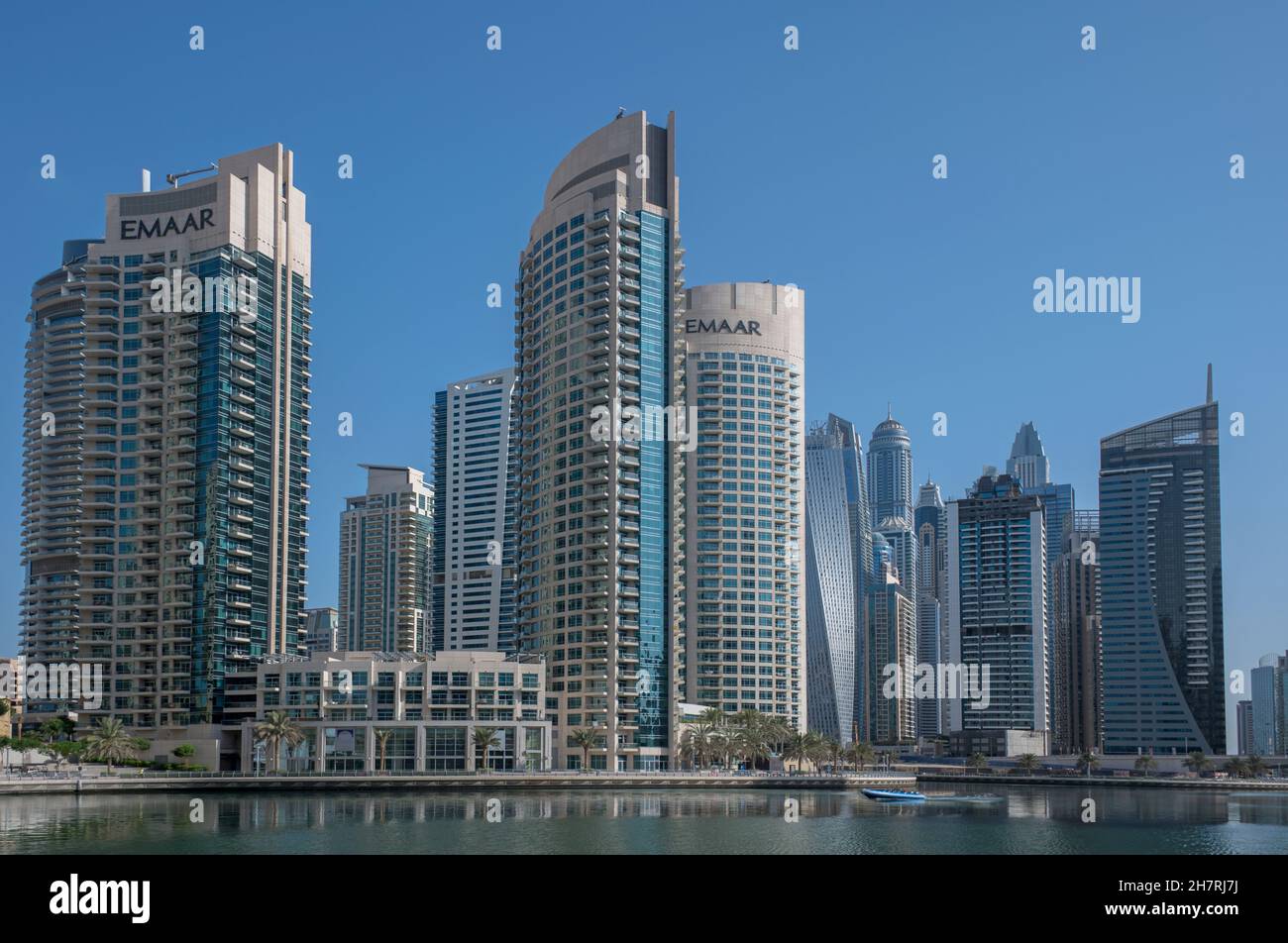 Alti edifici di uffici sul lungomare di Dubai Marina UAE Foto Stock