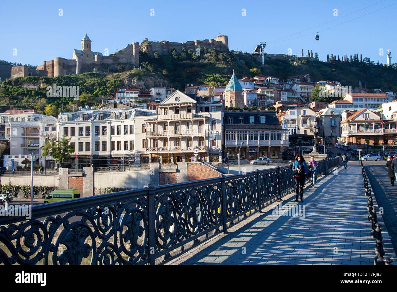 Tbilisi,Georgia - 11-03-2016:fortezza storica di Narikala, Cattedrale di Sioni, Ponte in pietra Metekhi sul fiume Kura, vista della città vecchia di Tbilisi Foto Stock