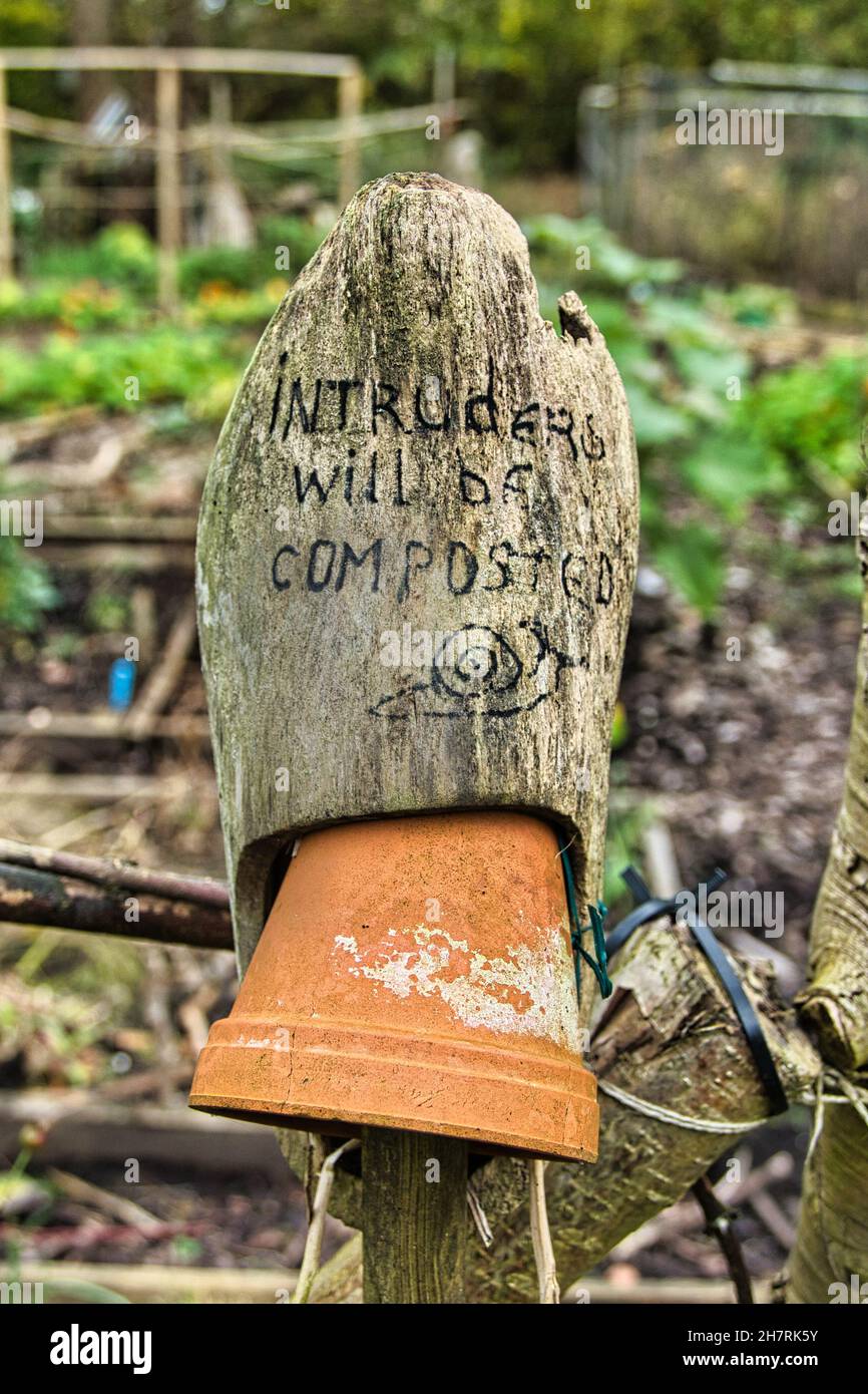 Divertente cartello di avvertimento, scritto su una vecchia scarpa di legno, all'ingresso di un giardino a Groningen, nei Paesi Bassi Foto Stock