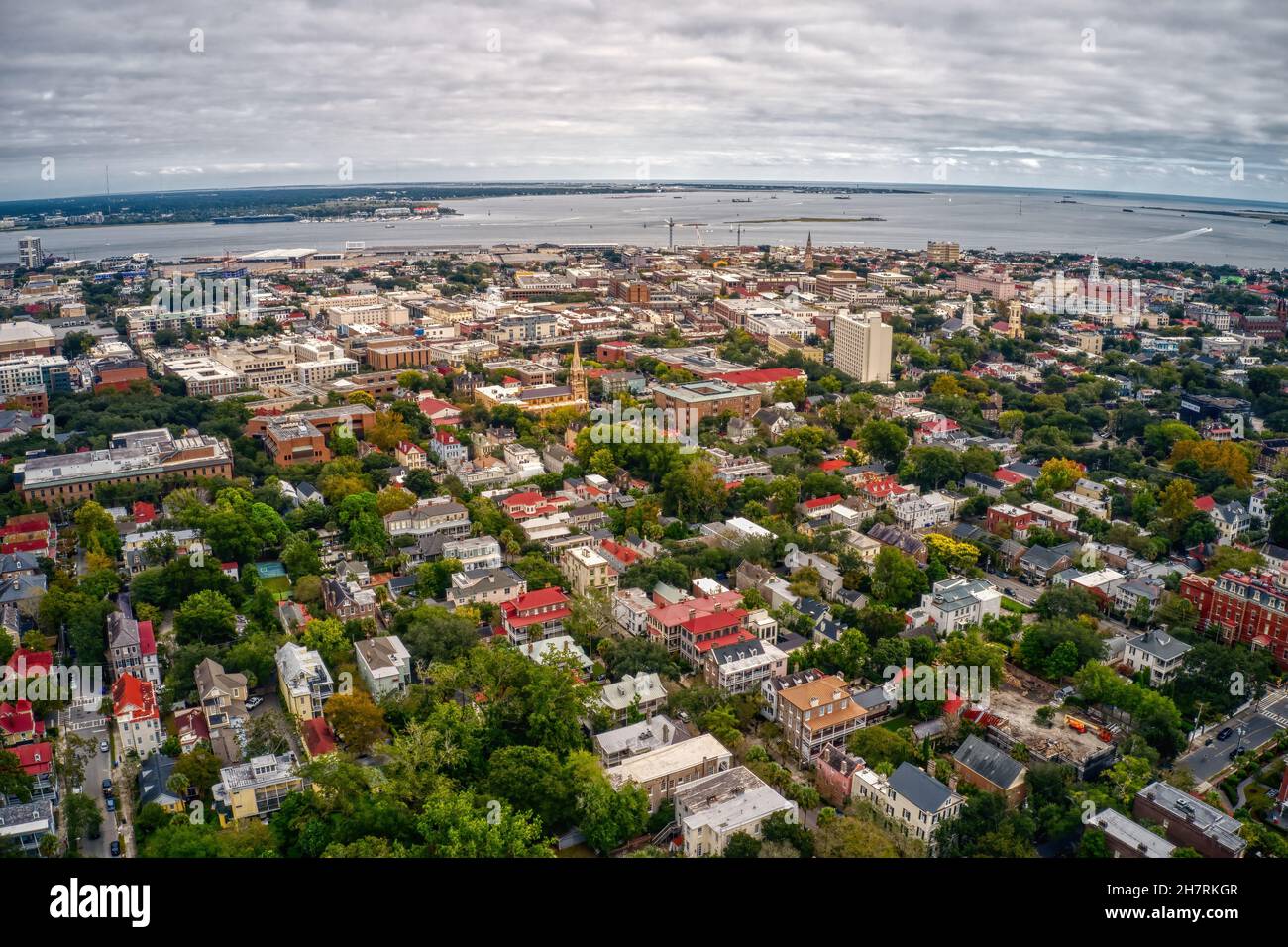 Bella vista aerea di Charleston con edifici densi sotto un cielo nuvoloso nel South Carolina Foto Stock