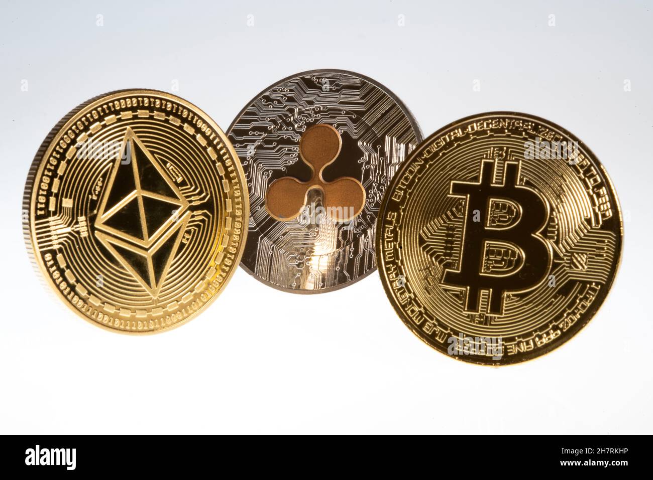 Varie criptovalute, monete di simboli, segnaposto ottico per la valuta digitale, blockchain, Bitcoin, Ripple, Ethereum, da destra a sinistra. Foto Stock