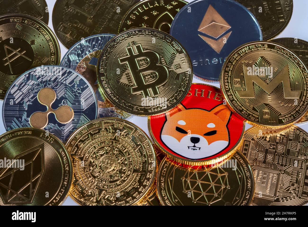 Varie criptovalute, monete di simboli, segnaposto ottico per valuta digitale, blockchain, Bitcoin, Ripple, Ethereum, Shiba Inu, EOS, Litecoin, Mon Foto Stock