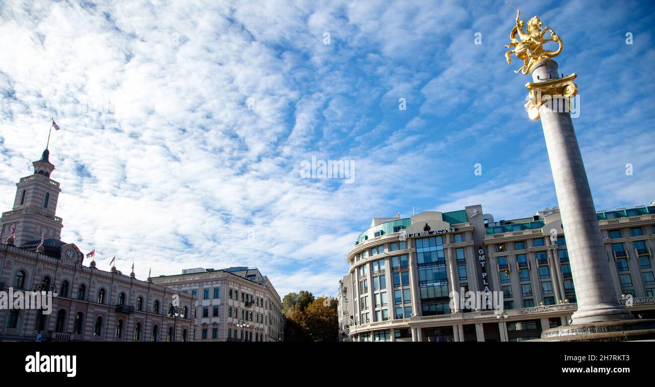 Tbilisi, Georgia - 11-03-2016:Piazza della libertà nella capitale georgiana con la Statua di San Giorgio Foto Stock