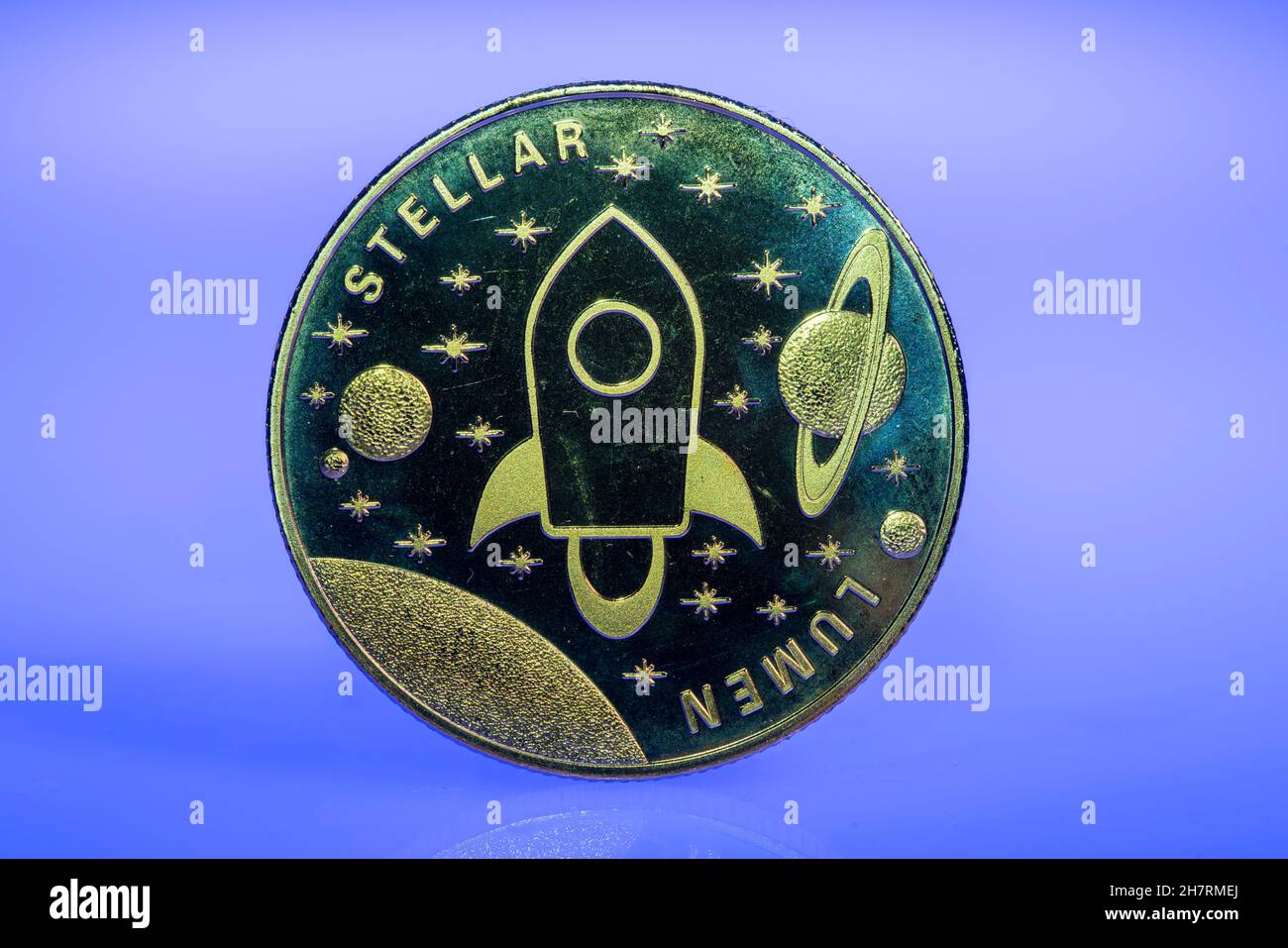 Stellar, XLM, criptovaluta, moneta simbolo, segnaposto ottico per la valuta digitale, blockchain, prezzi azionari, Foto Stock