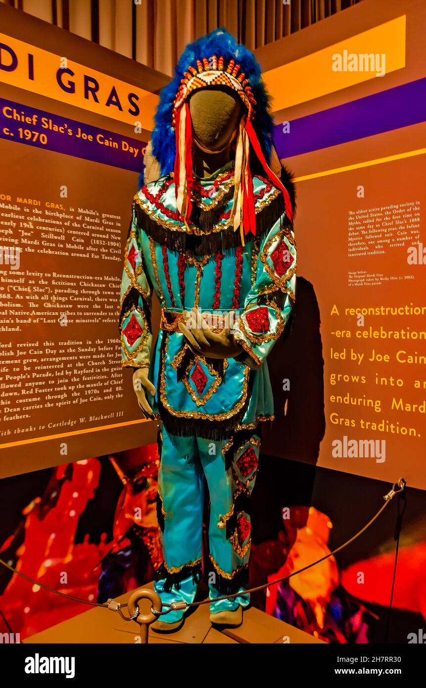 Un costume di Mardi Gras indossato da Joe Cain nel 1970 è esposto al Museo di Storia di Mobile, 21 novembre 2021, a Mobile, Alabama. Foto Stock