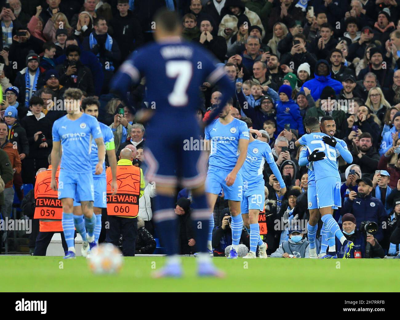 City Stadium, Manchester, Regno Unito. 24 novembre 2021. UEFA Champions League Football, Manchester City contro PSG; Gabriel Jesus of Manchester City celebra dopo aver battuto il portiere di Parigi Saint Germain Keylor Navas per dare al suo fianco un credito di 2-1 lead: Action Plus Sports/Alamy Live News Foto Stock