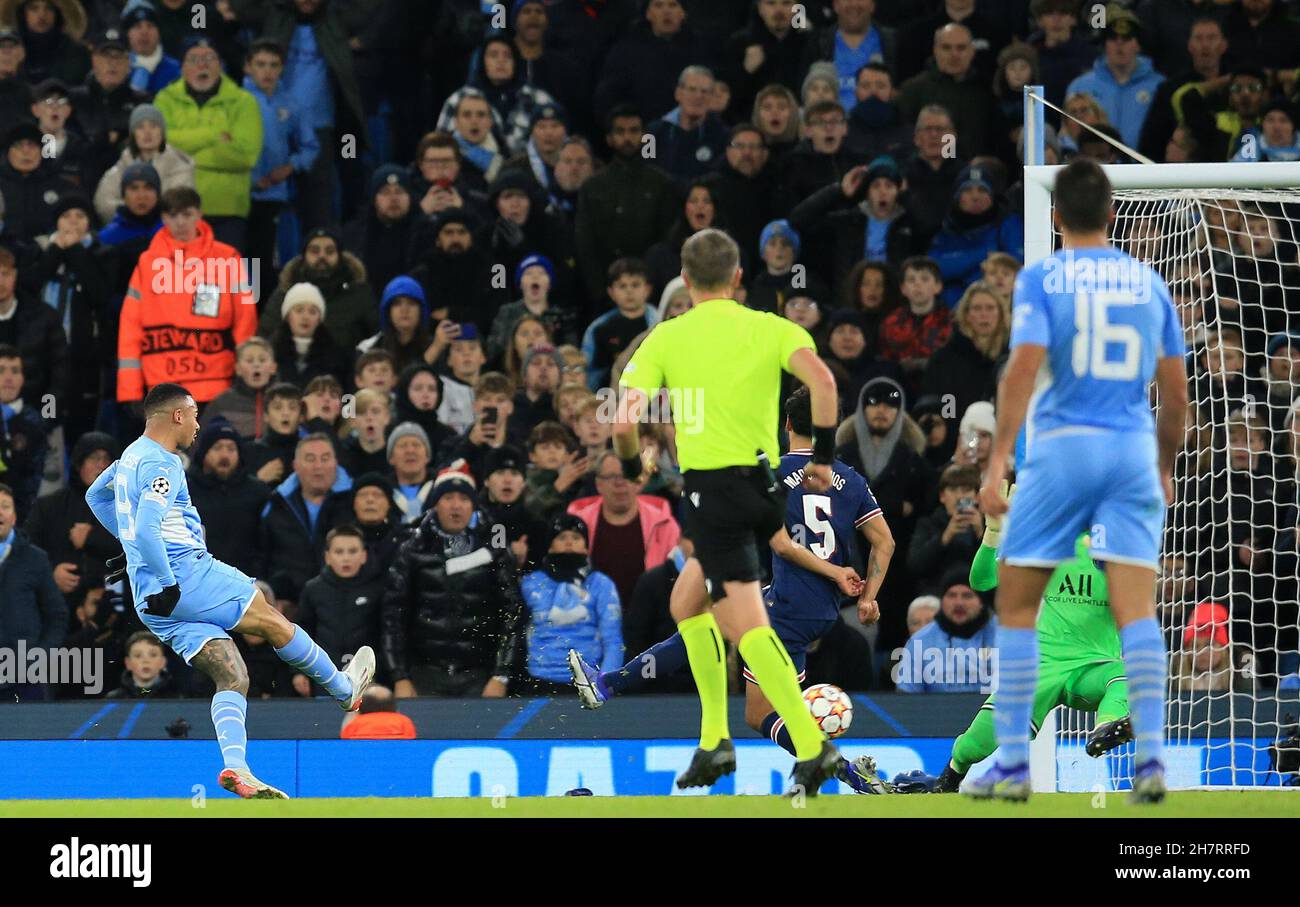 City Stadium, Manchester, Regno Unito. 24 novembre 2021. UEFA Champions League Football, Manchester City contro PSG; Gabriel Jesus of Manchester City batte il portiere di Parigi Saint Germain Keylor Navas per dare al suo fianco un credito di 2-1 lead: Action Plus Sports/Alamy Live News Foto Stock