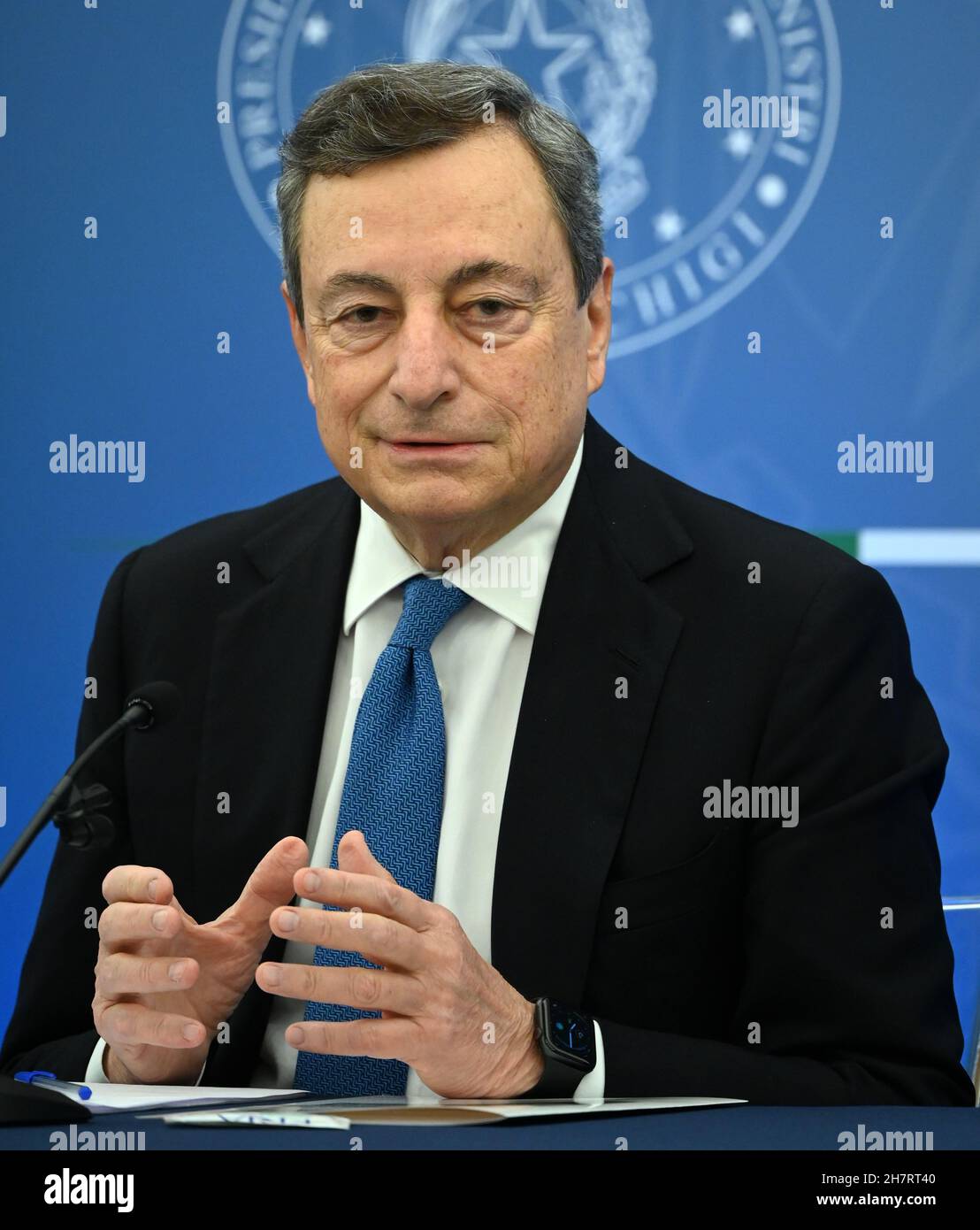 Roma, Italia. 24 novembre 2021. Il primo ministro italiano Mario Draghi partecipa a una conferenza stampa a Roma il 24 novembre 2021. Con l'aumento delle infezioni di COVID-19 in Italia, il paese ha inasprito le restrizioni il mercoledì, nella fase precedente alle festività di Natale e Capodanno. Le nuove misure più importanti sono l’estensione del green pass obbligatorio a una più ampia gamma di sedi e le restrizioni per le persone non vaccinate. Queste misure, annunciate con un decreto approvato all'unanimità dal gabinetto del primo ministro Mario Draghi, entreranno in vigore il 6 dicembre, almeno fino al 15 gennaio. Credito: Xinhua/Alamy Foto Stock