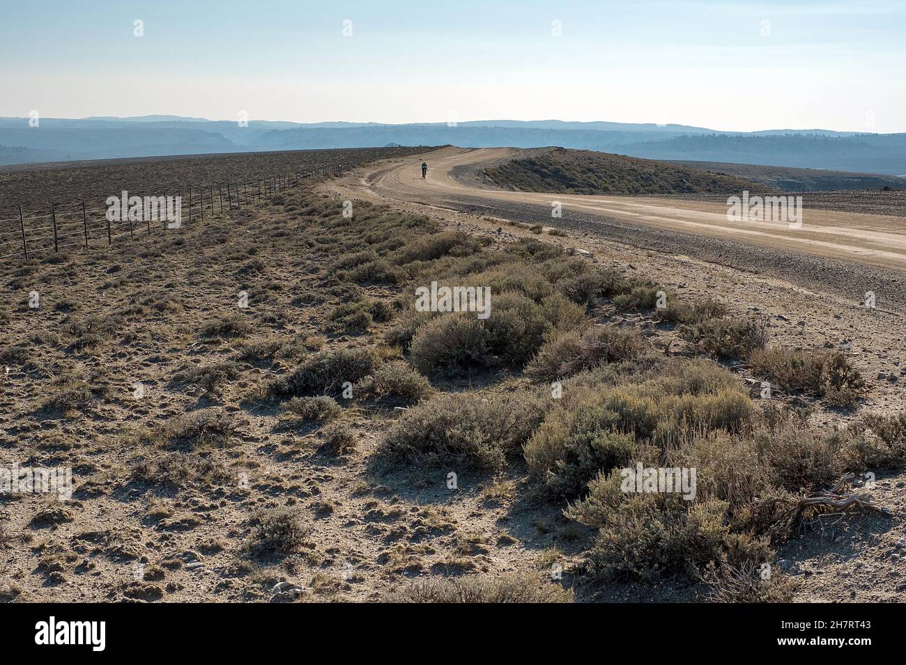 5 settembre 2021: Il ciclista Northbound e l'ex campione nazionale di ciclismo degli Stati Uniti, Terrie Clouse, è visto da una lunga distanza all'interno della vasta distesa delle grandi pianure del Wyoming meridionale lungo la Great divide Mountain Bike Route, vicino a South Pass City, Wyoming.Spanning 3,084 miglia dal Jasper National Park, Alberta, Al confine con il Messico, la Great divide Mountain Bike Route è la più lunga pista ciclabile fuori terra del mondo. Foto Stock