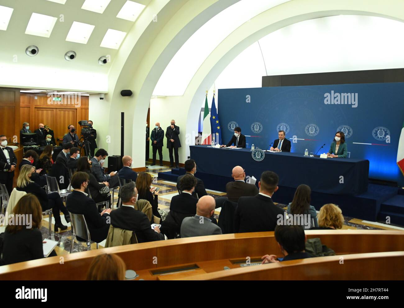 Roma, Italia. 24 novembre 2021. Il primo Ministro italiano Mario Draghi (seconda R, posteriore) partecipa a una conferenza stampa a Roma, Italia, il 24 novembre 2021. Con l'aumento delle infezioni di COVID-19 in Italia, il paese ha inasprito le restrizioni il mercoledì, nella fase precedente alle festività di Natale e Capodanno. Le nuove misure più importanti sono l’estensione del green pass obbligatorio a una più ampia gamma di sedi e le restrizioni per le persone non vaccinate. Queste misure, annunciate con un decreto approvato all'unanimità dal gabinetto del primo ministro Mario Draghi, entreranno in vigore il 6 dicembre, fino al gennaio. Credit: Xinhua/Alam Foto Stock