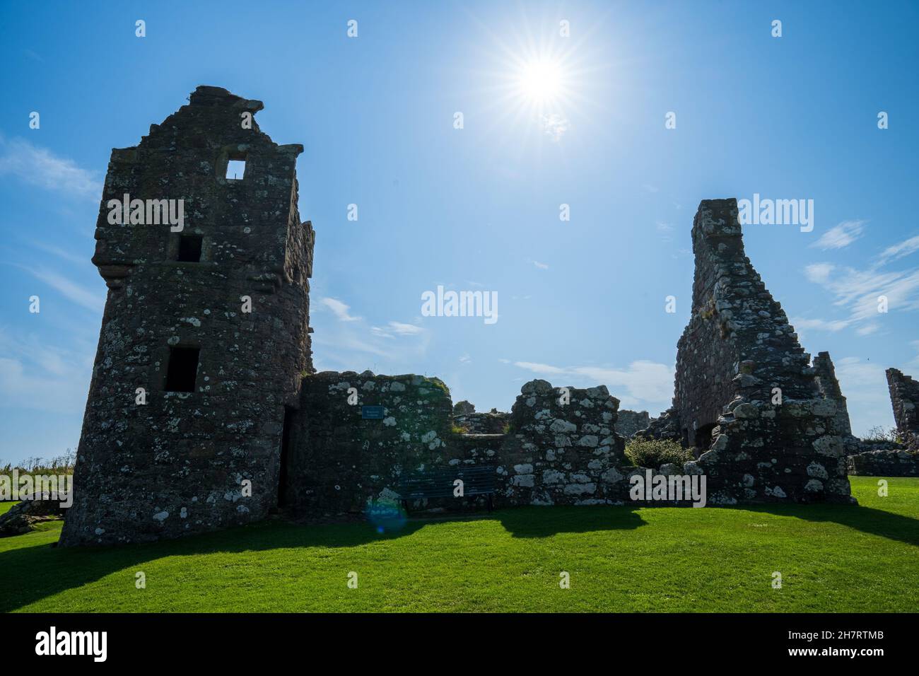 Castello di Dunnottar attraverso Old Hall baia vicino a Stonehaven, Aberdeenshire, Scotland, Regno Unito, Europa Foto Stock