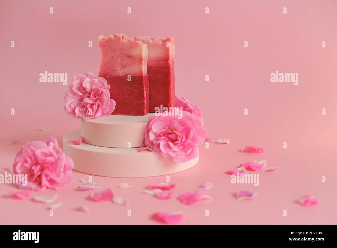 Sapone di rose. Bellezza e aromaterapia. Sapone di fiore. Saponette rosa e rose rosa su rosa background.Organic sapone di rosa .biologico vegano eco cosmetici. Foto Stock