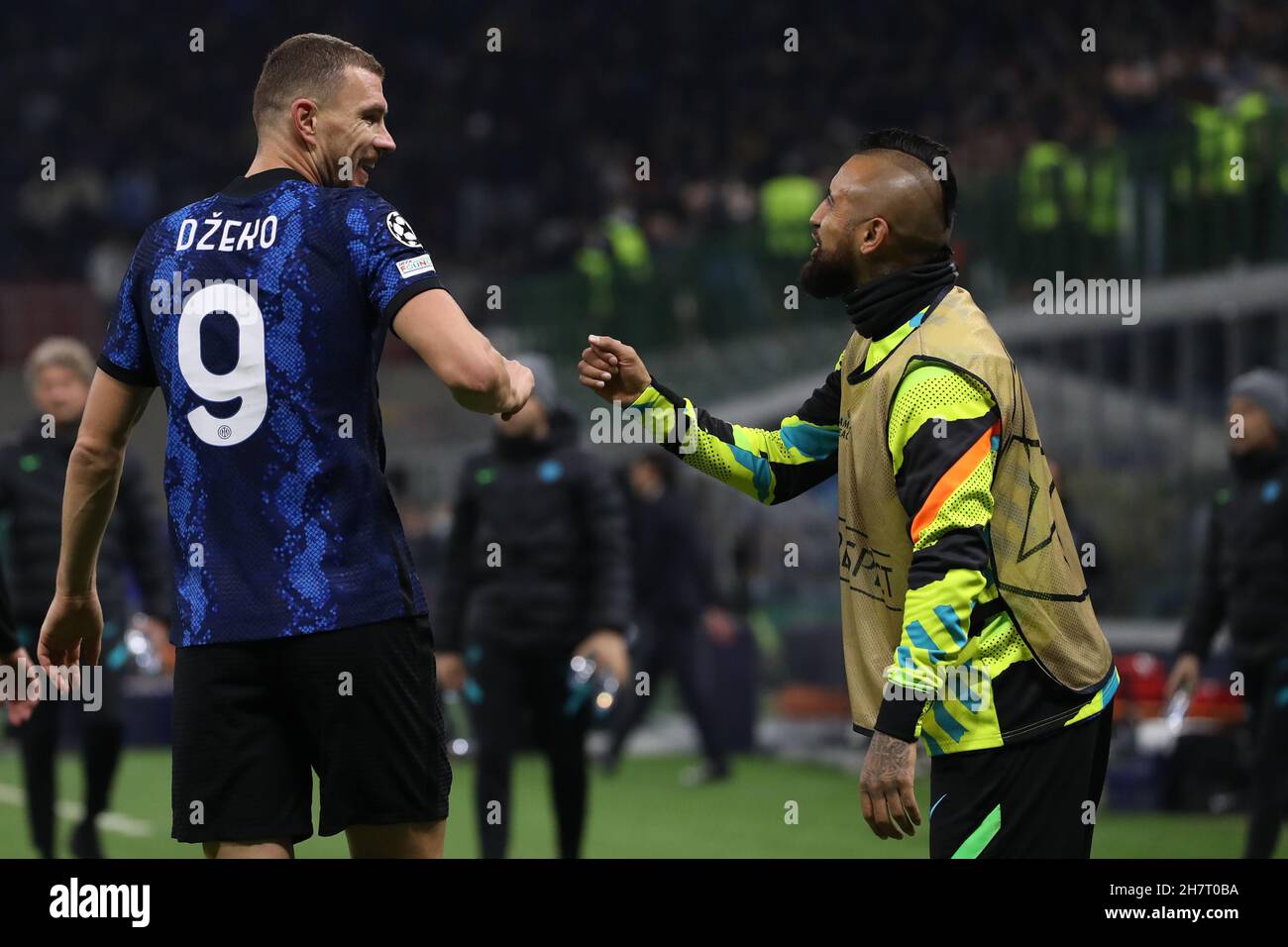 Milano, 24 novembre 2021. Edin Dzeko del FC Internazionale festeggia con il compagno di squadra Arturo Vidal dopo aver segnato al fianco un 2-0 di vantaggio durante la partita UEFA Champions League a Giuseppe Meazza, Milano. Il credito d'immagine dovrebbe essere: Jonathan Moscrop / Sportimage Credit: Sportimage/Alamy Live News Foto Stock