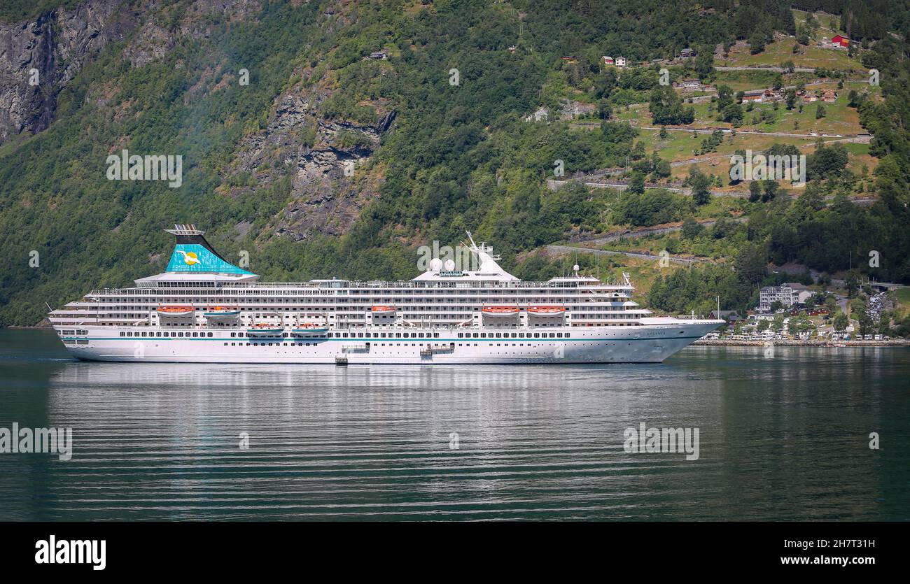 Nave da crociera Artania ad Anchor, Phoenix Reisen, agenzia di viaggi tedesca, operatore di crociere, Geiranger Fjord montagne, Norvegia, Crociere turismo foto Foto Stock