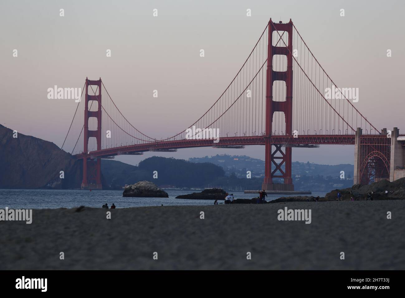 Il Golden Gate Bridge, un luogo famoso negli Stati Uniti e un punto di riferimento di San Francisco. La maggior parte delle persone che visitano San Francisco vorrebbe andare lì per scattare foto. Foto Stock