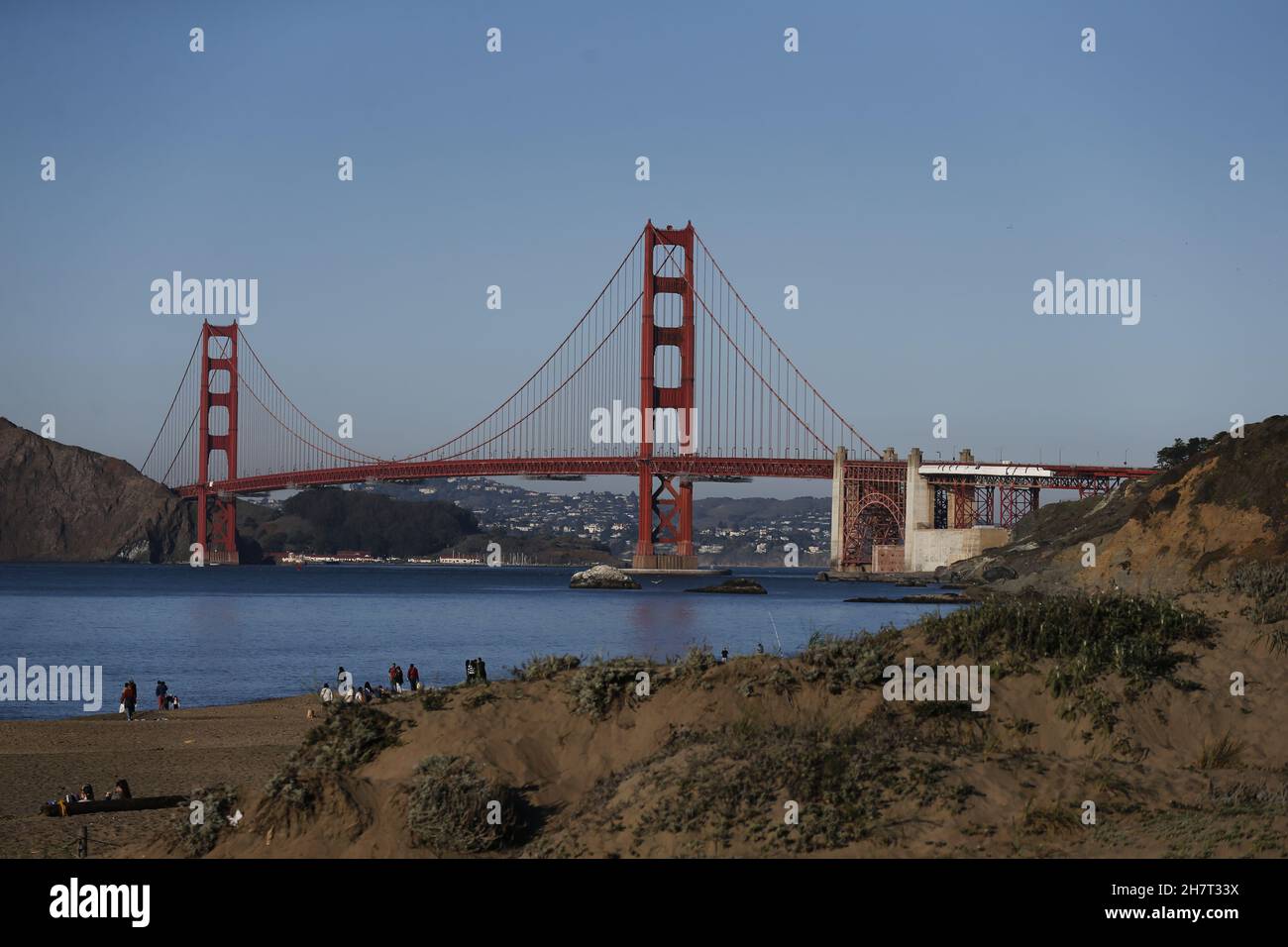 Il Golden Gate Bridge, un luogo famoso negli Stati Uniti e un punto di riferimento di San Francisco. La maggior parte delle persone che visitano San Francisco vorrebbe andare lì per scattare foto. Foto Stock