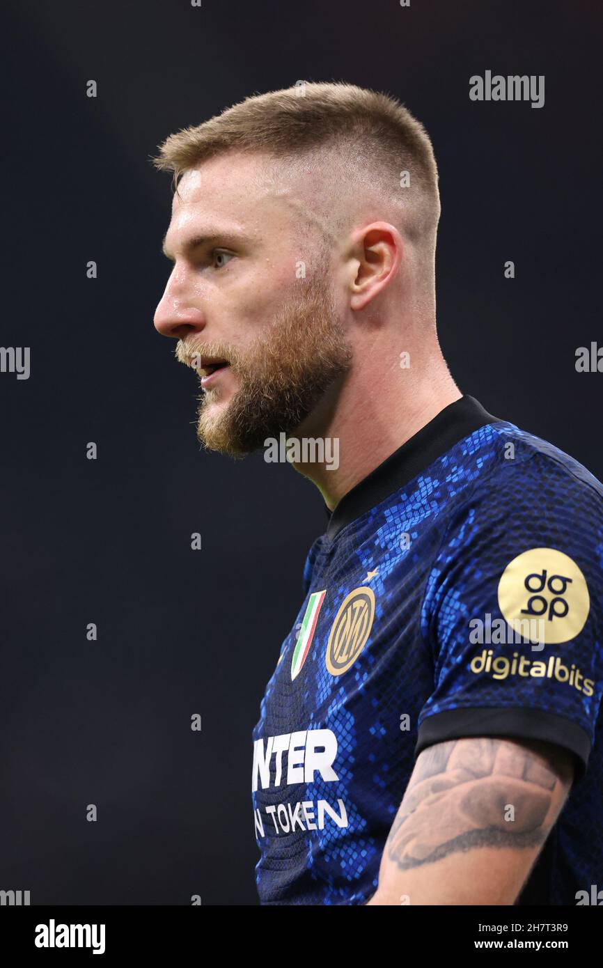 Milano, 24 novembre 2021. Milano Skriniar del FC Internazionale durante la partita UEFA Champions League a Giuseppe Meazza, Milano. Il credito d'immagine dovrebbe essere: Jonathan Moscrop / Sportimage Credit: Sportimage/Alamy Live News Foto Stock