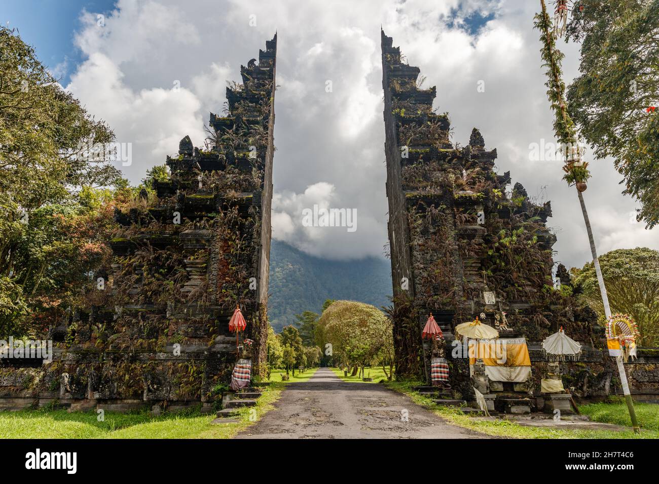 Tradizionale balinese a porte separate candi bentar. Handara, Bedugul, Gianyar, Bali, Indonesia. Foto Stock