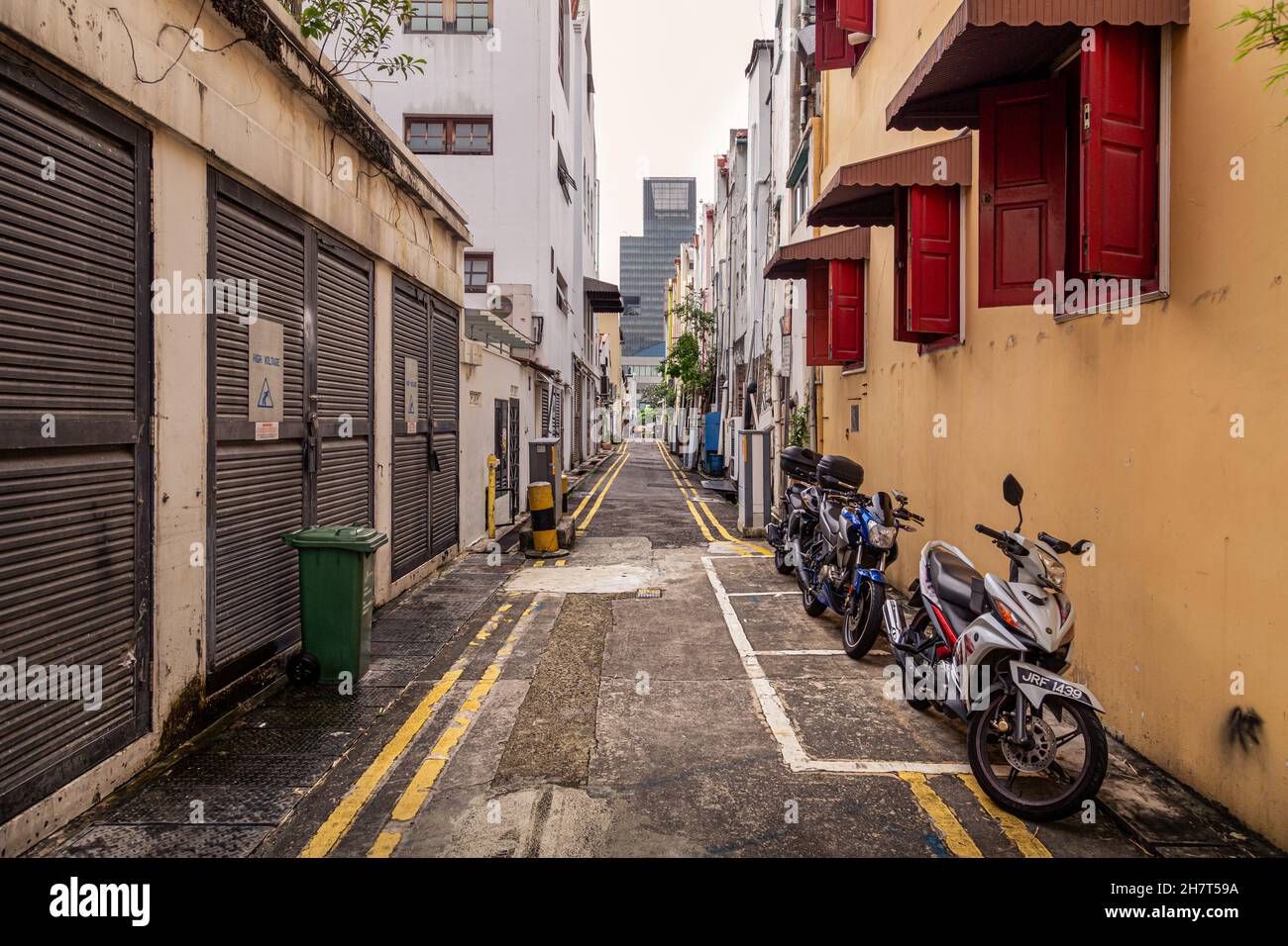 SINGAPORE, SINGAPORE - 03 maggio 2017: Vista lungo uno stretto vicolo dietro negozi e piccoli edifici di appartamenti vicino al centro di Singapore. Foto Stock