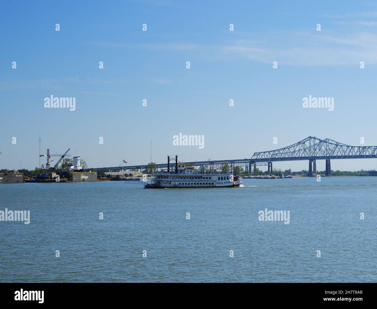 NEW ORLEANS, STATI UNITI - 03 novembre 2021: Il battello Creole Queen sul fiume Mississippi a New Orleans, Stati Uniti Foto Stock