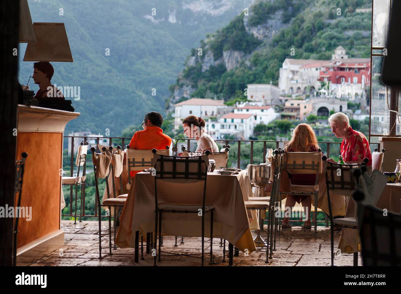 Un raffinato ristorante a Ravello, con Scala come sfondo, la Costiera  Amalfitana, Italia. Cibo e bevande in luoghi eleganti sono un grande  richiamo per i visitatori Foto stock - Alamy