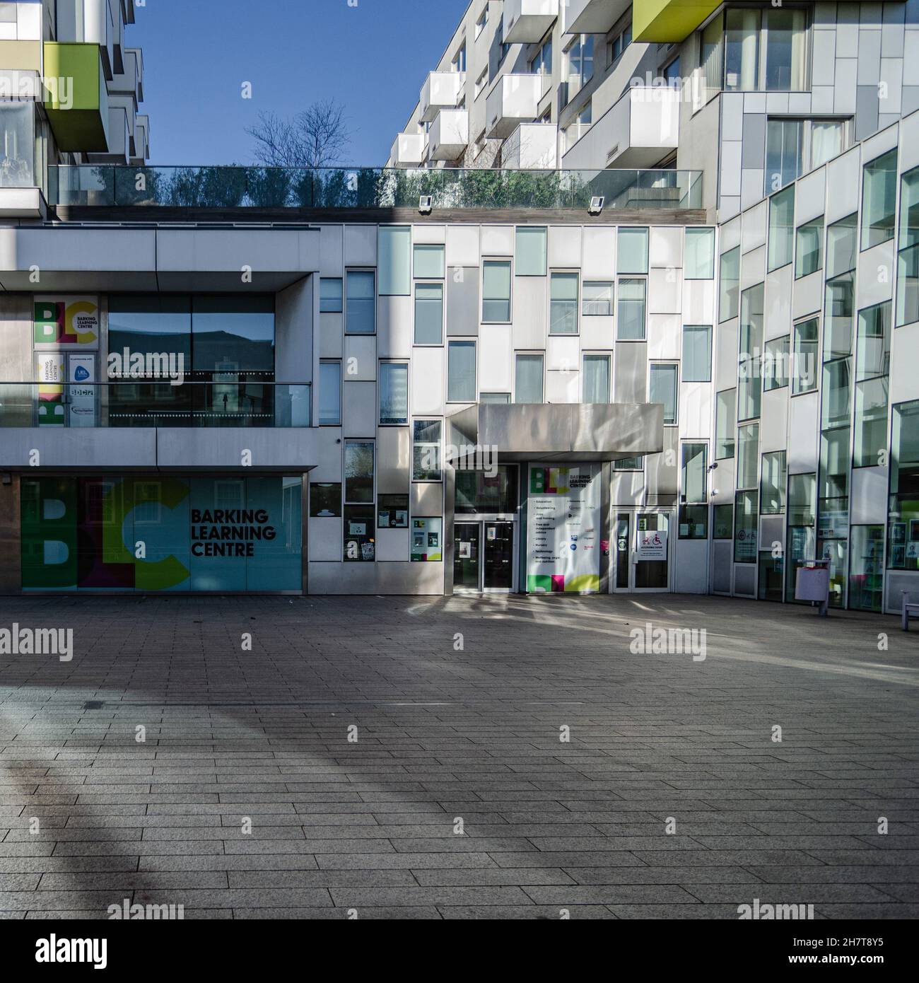 Presso il Barking Learning Centre di Londra, Regno Unito, è possibile trovare un negozio unico per soddisfare molte delle esigenze della comunità locale Foto Stock