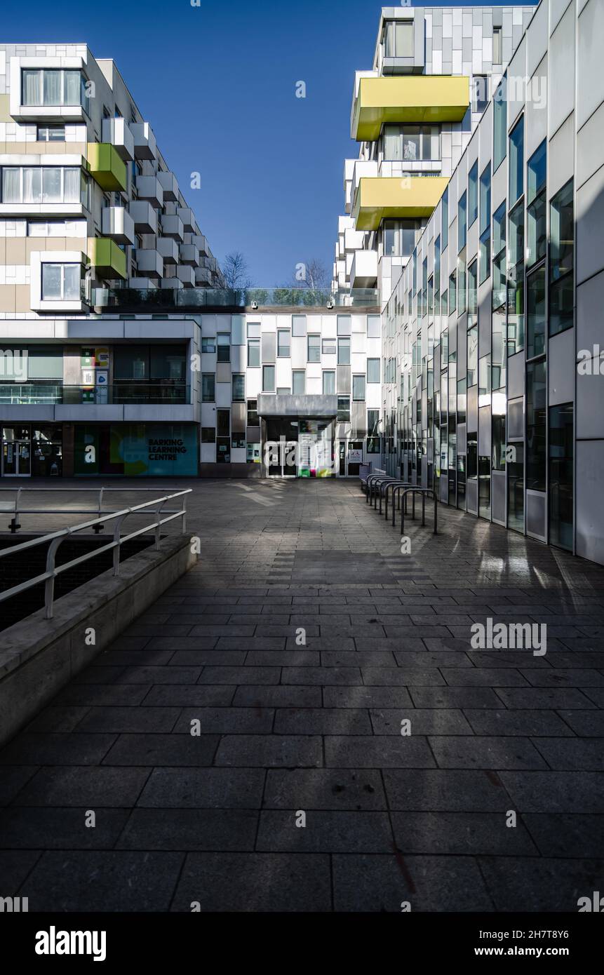 Presso il Barking Learning Centre di Londra, Regno Unito, è possibile trovare un negozio unico per soddisfare molte delle esigenze della comunità locale Foto Stock