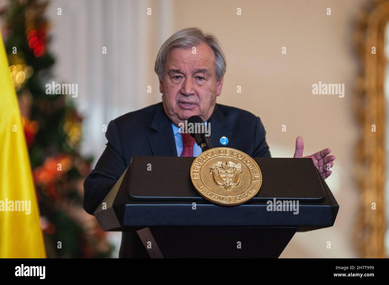 Bogota, Colombia. 24 novembre 2021. Il Segretario generale delle Nazioni Unite Antonio Guterres parla alla stampa durante la conferenza durante la visita del Segretario generale delle Nazioni Unite Antonio Guterres per il 5° anniversario del trattato di pace tra le forze armate rivoluzionarie della Colombia (FARC-EP) e il governo colombiano nel 2017. A Bogotà, Colombia, il 24 novembre 2021. Credit: Long Visual Press/Alamy Live News Foto Stock