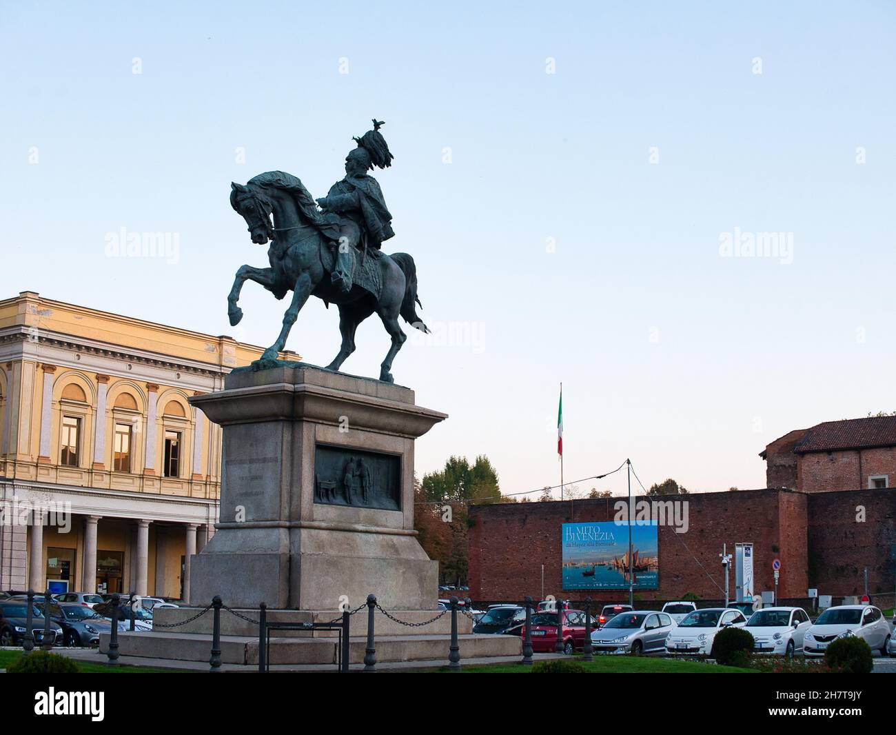NOVARA, ITALIA - 26 ottobre 2021: Basilica di San Gaudenzio e Piazza Centrale nella città di Novara, Piemonte Foto Stock