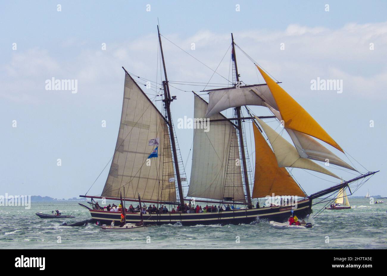 VANNES, FRANCIA - 17 ottobre 2021: Primo piano della storica Etoile de France barca a vela sull'oceano circondato da piccole barche Foto Stock