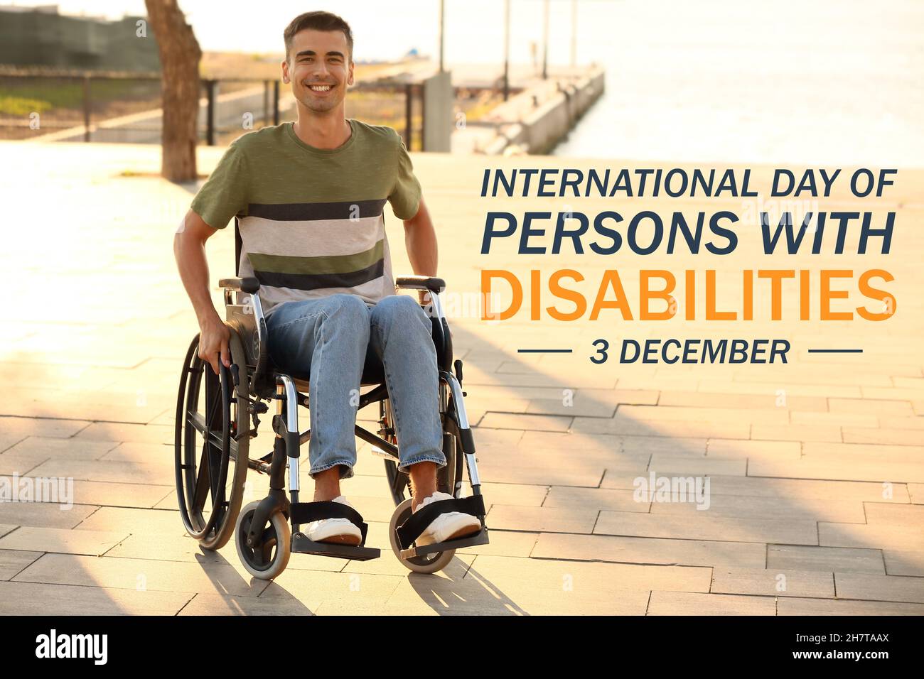 Giovane uomo con disabilità fisica all'aperto. Giornata Internazionale delle persone con disabilità Foto Stock