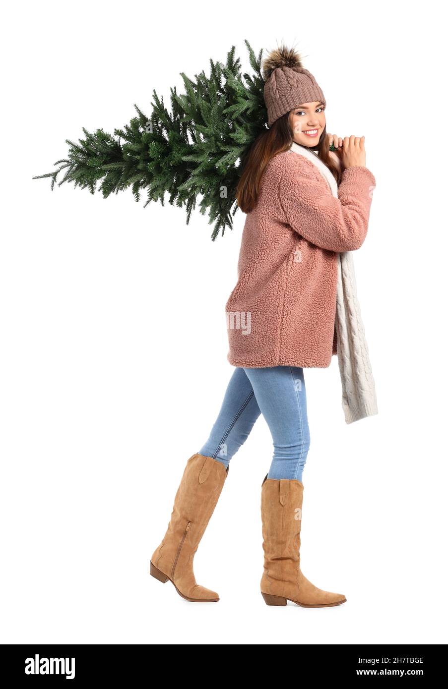 Bella giovane donna camminata con albero di Natale su sfondo bianco Foto Stock