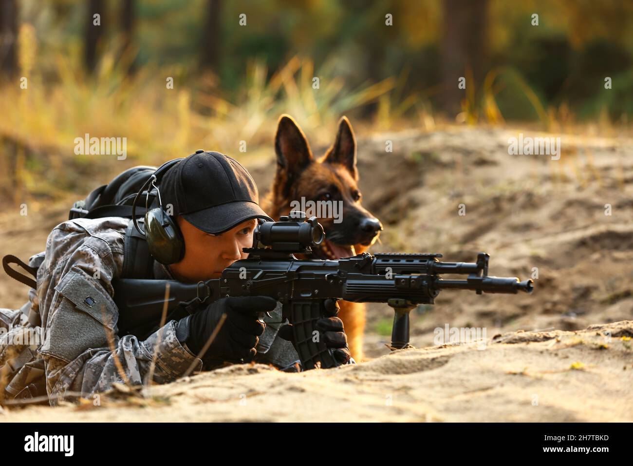 Soldato con cane da lavoro militare durante l'operazione di combattimento all'aperto Foto Stock