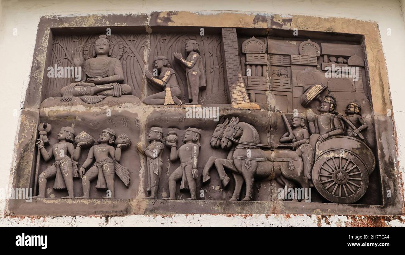 Scultura in pietra del Signore Buddha e dei suoi discepoli a Shanti Stupa, Dhauli giri Hills, Bhubaneswar, Odisha, India. Foto Stock