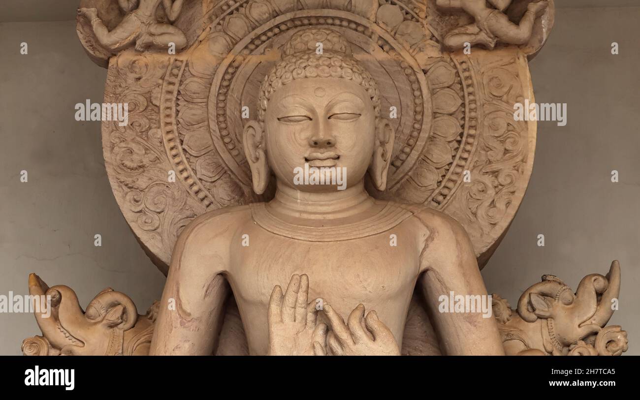 La statua del Signore Buddha nella postura delle mani di benedizione a Shanti Stupa, Dhauli giri Hills, Bhubaneswar, Odisha, India. Foto Stock