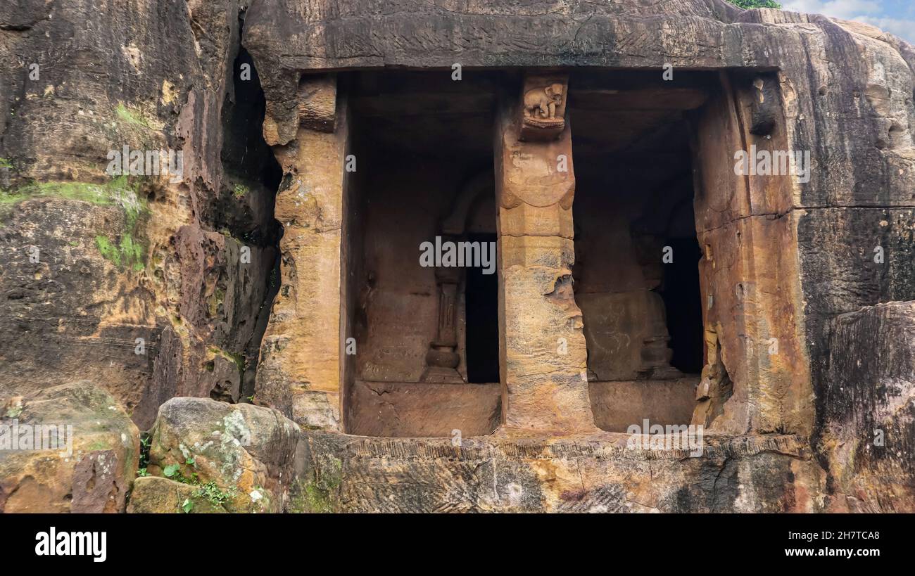 Grotta 4 : Gumpha di Tentuli, Grotte di Khandagiri, Bhubaneswar, Odisha, India. Questa grotta prende il nome da un albero di tamarindo che un tempo sorgeva nelle vicinanze Foto Stock