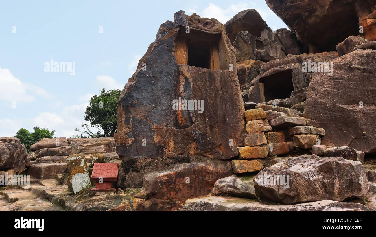 Grotta 13 : Vista frontale di Sarpa Gumpha, grotte di Udaygiri, Bhubaneswar, Odisha, India. La testa a serpente a tre teste è intagliata sulla facciata della veranda. Foto Stock