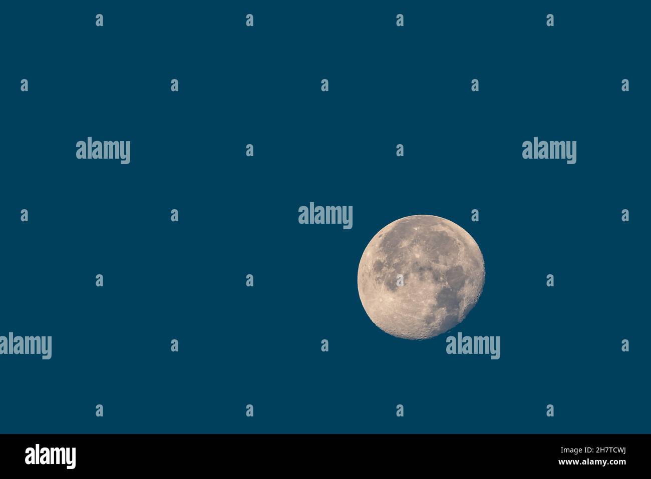 La luna nel cielo notturno sullo sfondo Foto Stock