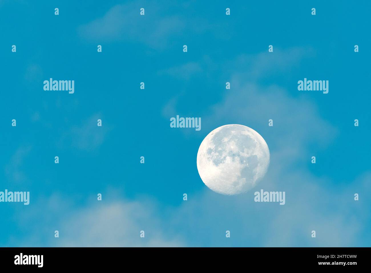 Luna nella notte cielo nuvoloso Foto Stock