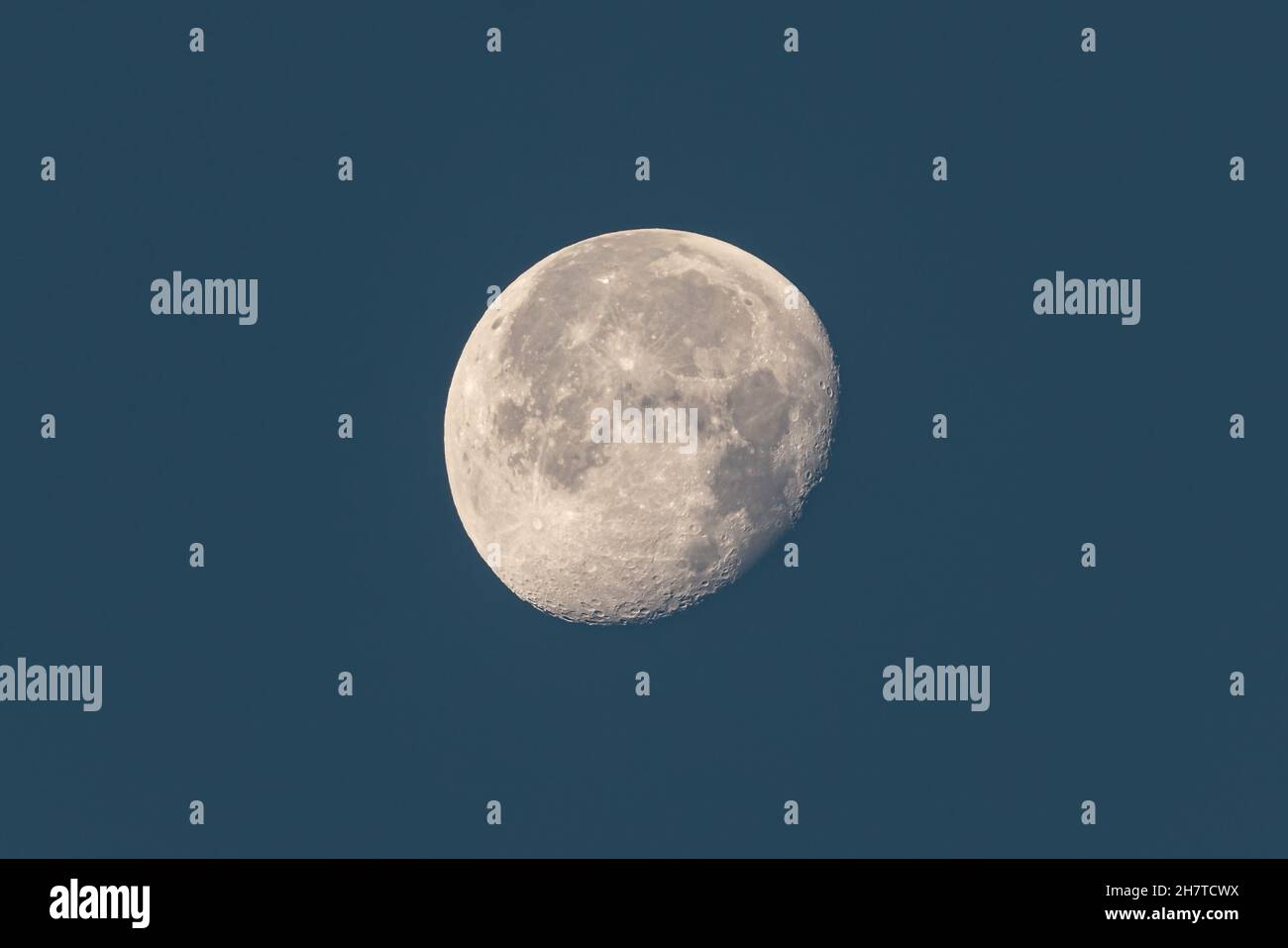 La luna nel cielo notturno sullo sfondo Foto Stock