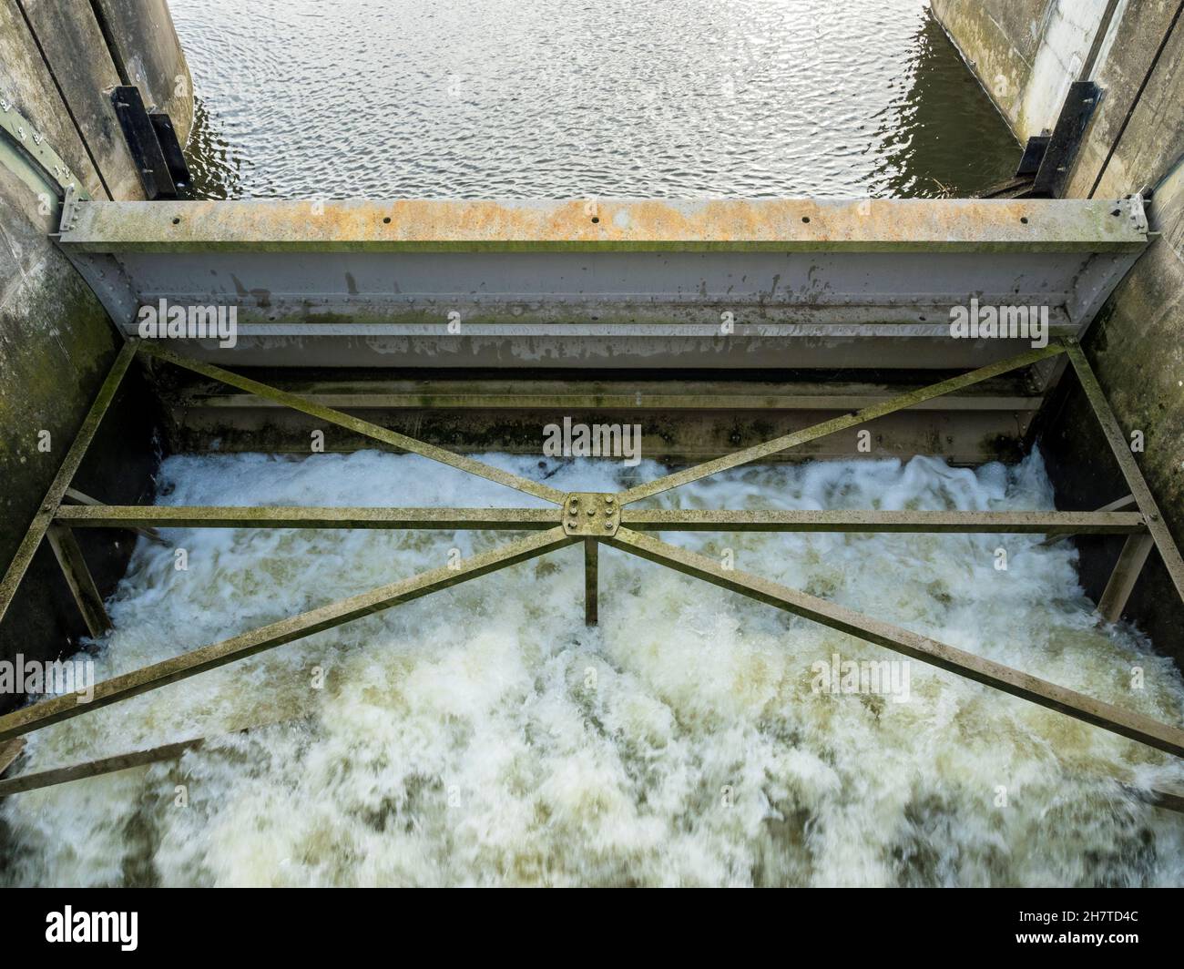 Primo piano di Earith Sluice che controlla il flusso d'acqua nto the Old Bedford River, Earith, Cambs Foto Stock