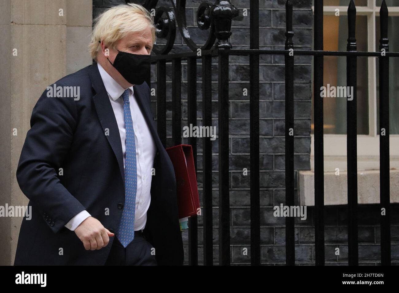 Londra, Gran Bretagna. 24 novembre 2021. Il primo ministro britannico Boris Johnson lascia 10 Downing Street per le domande del primo ministro alla Camera dei Comuni di Londra, Gran Bretagna, 24 novembre 2021. Credit: Tim Ireland/Xinhua/Alamy Live News Foto Stock