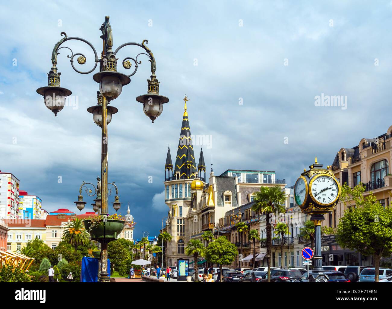 Batumi, Georgia, 6 settembre 2021: Piazza Europa, Orologio, E vista della Torre dell'Orologio Astronomico Foto Stock
