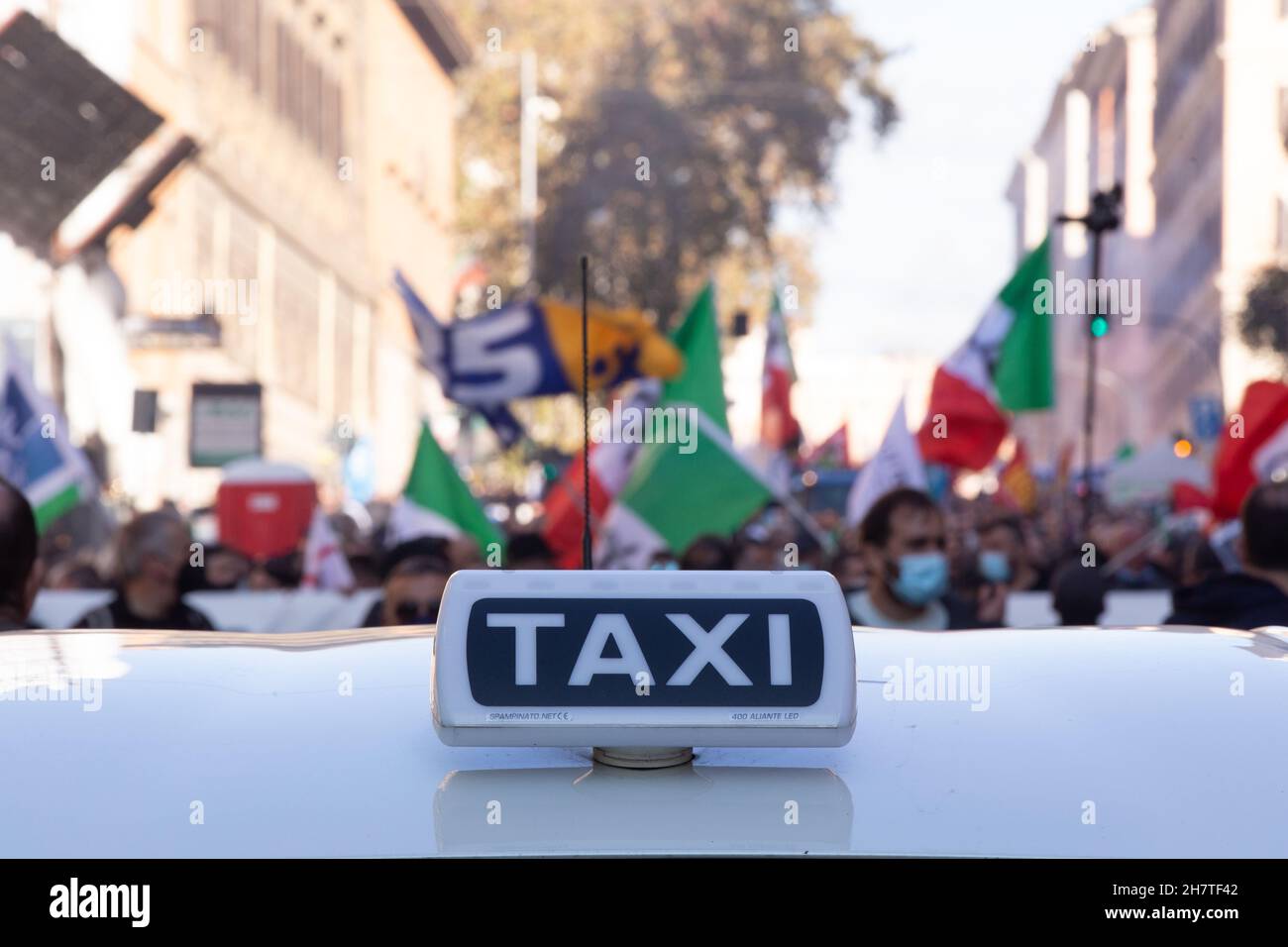 Roma, Italia. 24 novembre 2021. Manifestazione nazionale a Roma organizzata dai tassisti italiani per protestare contro l'articolo 8 del Decreto sulla concorrenza (Foto di Matteo Nardone/Pacific Press) Credit: Pacific Press Media Production Corp./Alamy Live News Foto Stock